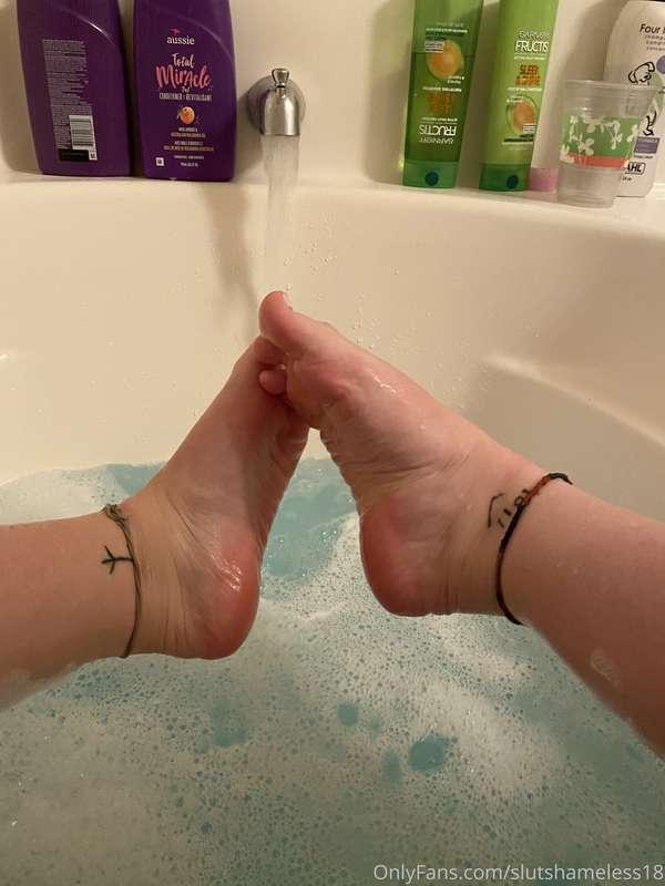 Any feet lovers? Here ya go babies 💗