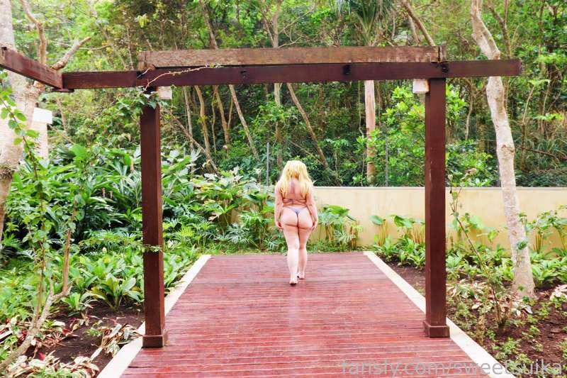 Hi there! Im having so much fun in this trip, but unfortunately i gotta go home tomorrow :(
I can't wait to show all my chubbyness on the pics and videos im doing here ♥️ here's a sneak peek~ 