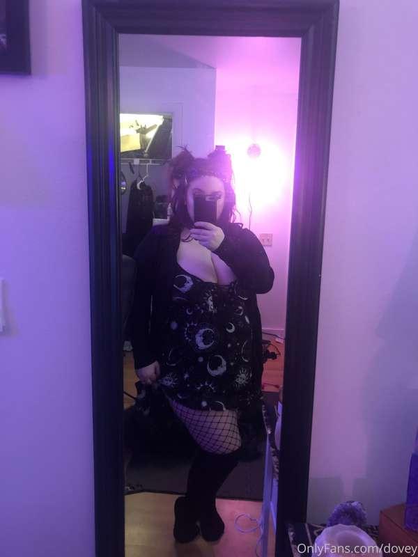 It’s a full moon 🌕 
Your big tiddy goth gf has appeared!