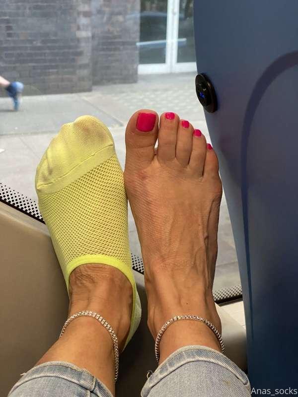 Socks, veins, bare feet , toes & soles…. on the bus 🚌 

What..