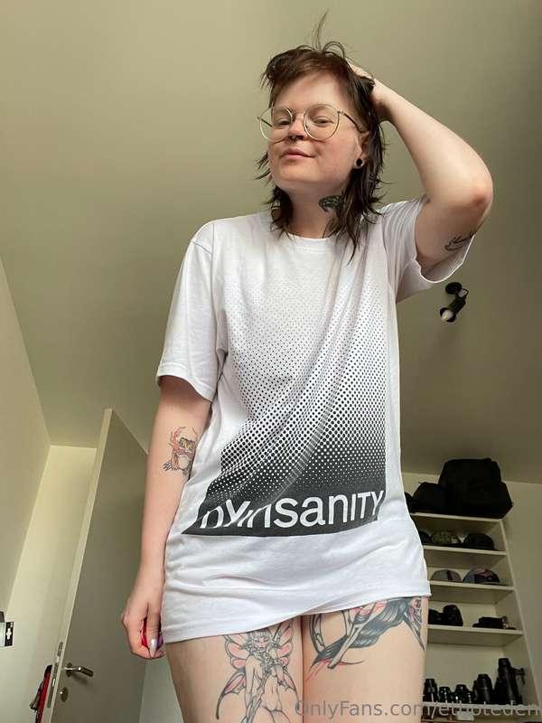 your quirky tomboy bestie sending naughty selfies when they ..