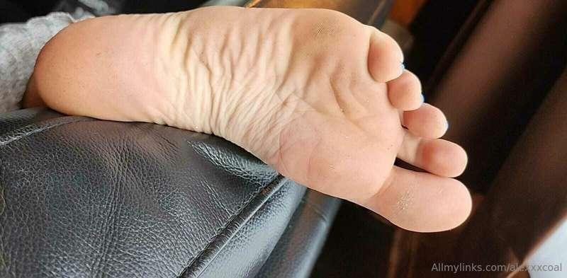 **Would you lick my feet clean?** 😈
*Leave a tip on this pos..
