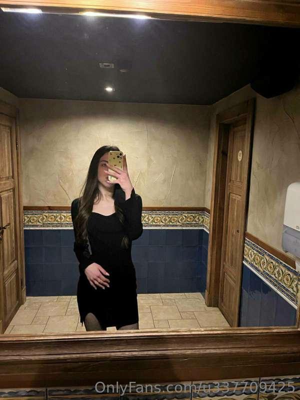 I didn't wear panties😜💦 that night...
We walk up to the fron..