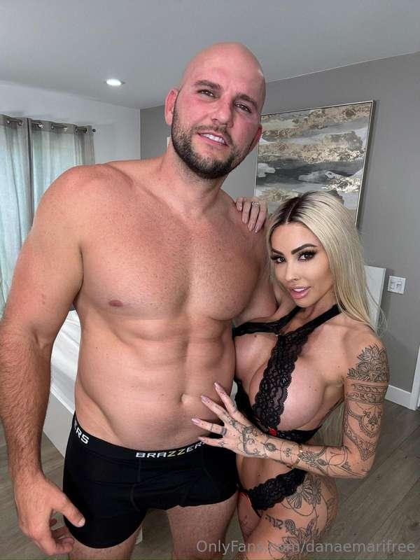 Have you seen our insanely hot BG? 🥵🍆👅