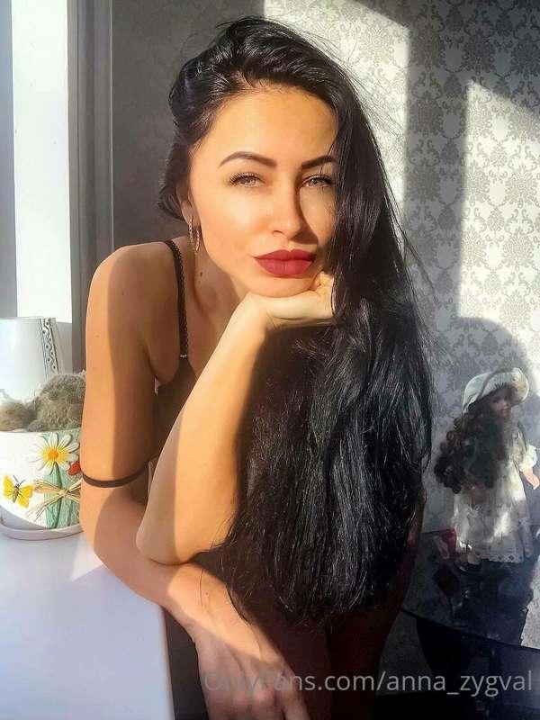 The spring sun warms my body
And I want to warm your cock to..