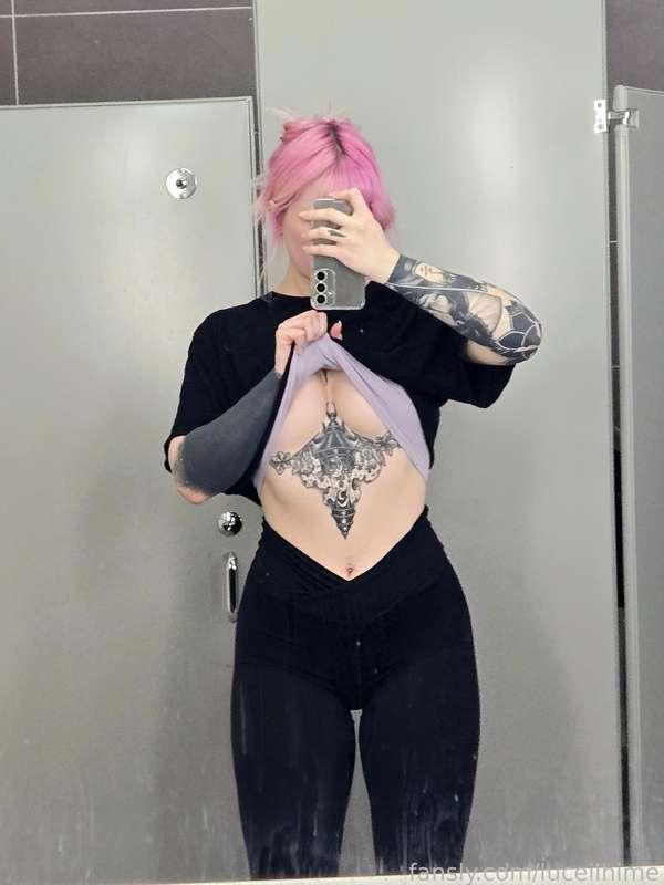 Goodnight ! 🖤💪 cardio kicked my assss tonight 😩😪

#fyp #cute #nomakeup #tattoos #alt #underboob 