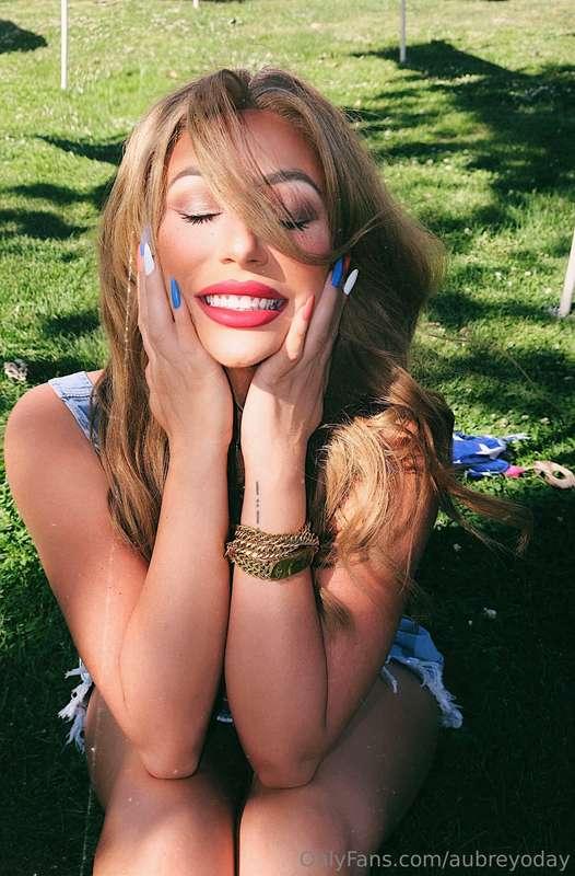 My smile when u DM me back:)