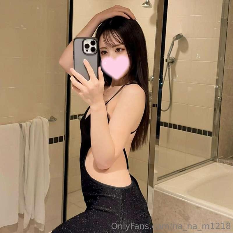 I tried on a dress without underwear 👗.

It seems to be quit..