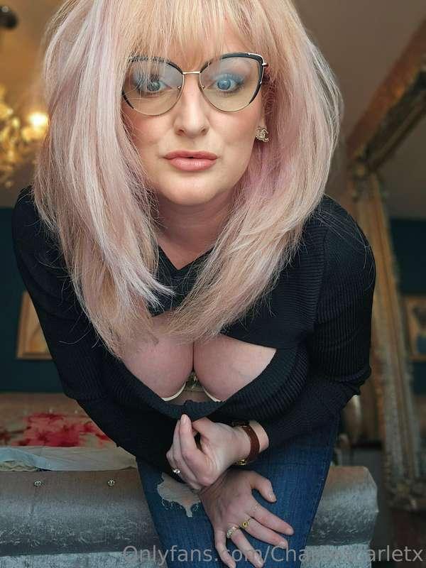 That's one tight cleavage 😛