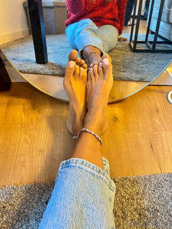 Pink toes💘ready to go 😏🥵