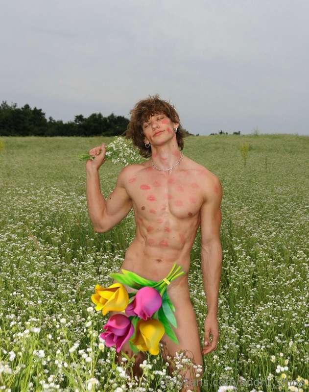 just remove 💐 and get me fully naked in the blooming field 🌼