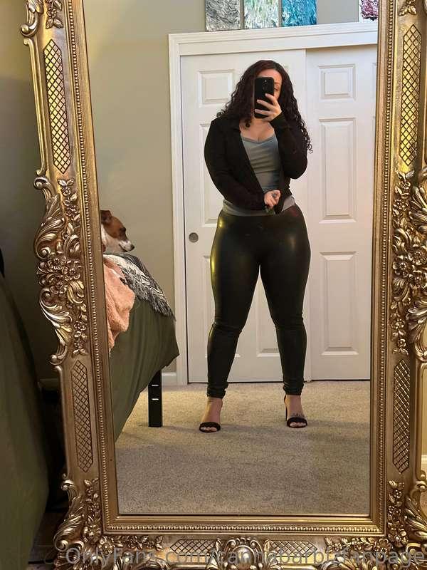 The video to this photo is 10x better 🤤🍑
