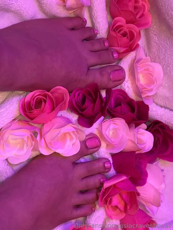 Pretty roses 🌹 and Sexy pink toes and😘