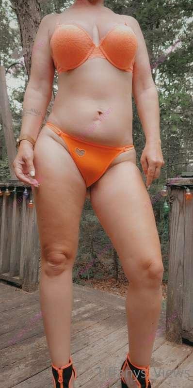 Spreading my fat pussy for u to enjoy it