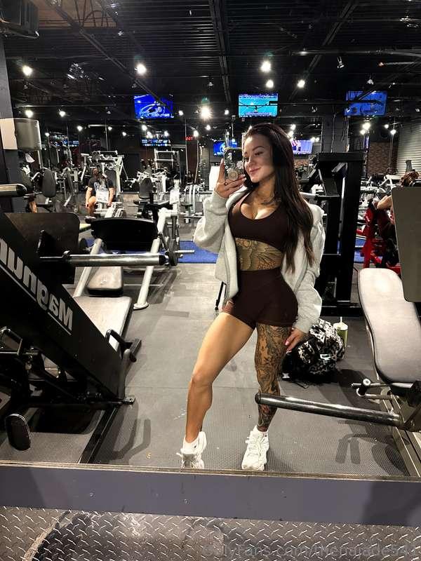 Another productive selfie at the gym😈💦