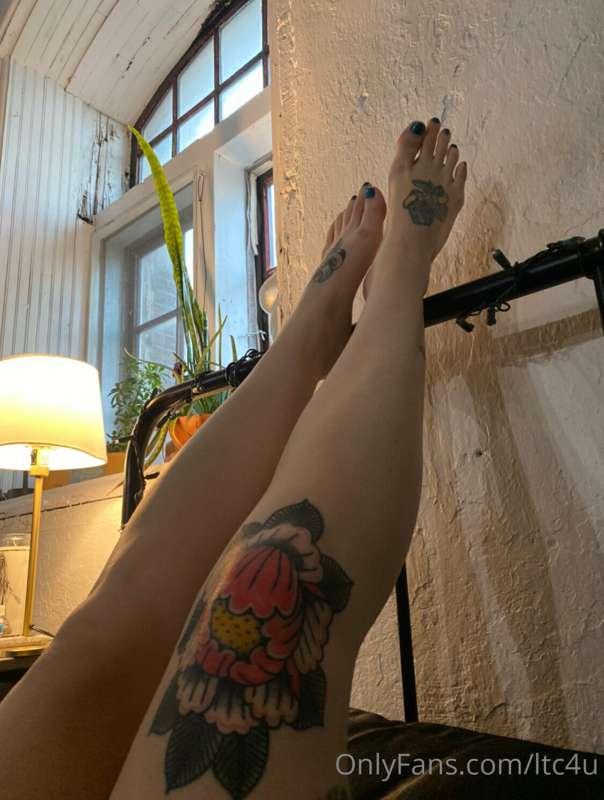 Fresh pedicure for next week’s vacation. Who wants to see my..