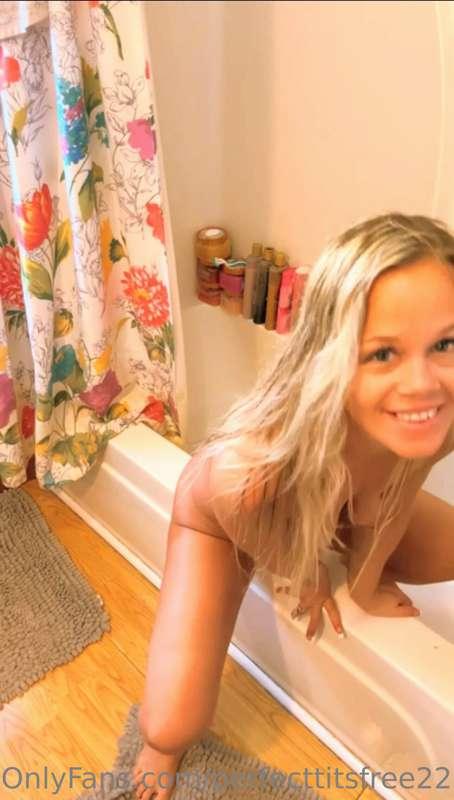 DOUBLE PENETRATION IN THE BATHTUB, PLEASING MY ASS AND PUSSY..
