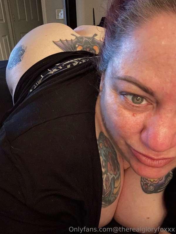Swipe right and it progressively gets sluttier 😈