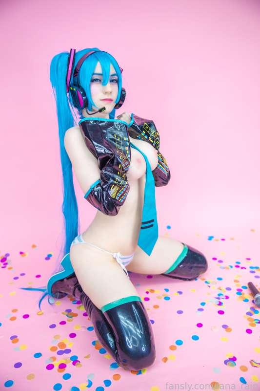 An idol always knows how to put on a good show &lt;3

#Miku #Shimapan #Panties #Vocaloid #Cosplay #Cosplayer #Lewd #Pussy #Ass #BigTits #Thighs