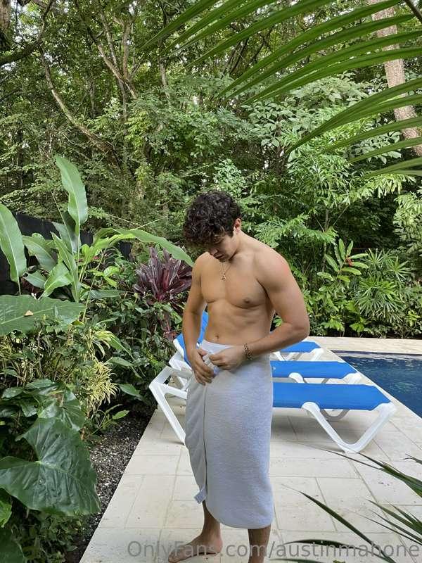 Bet you want me to drop the towel huh? 😏