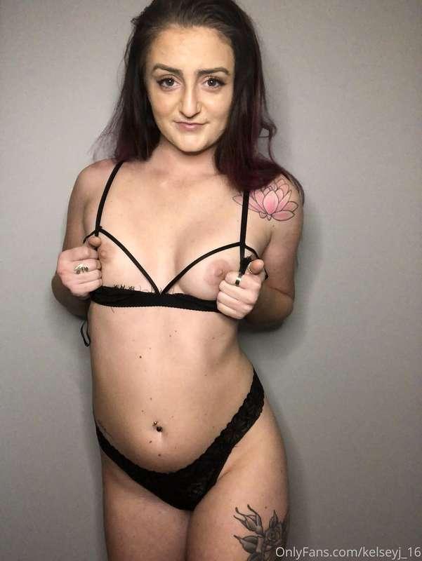 Excuse me do you mind holding these please 😘