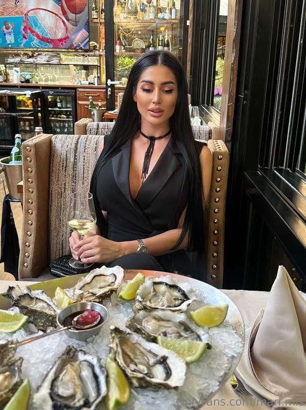 🖤 I don’t just taste oysters — I devour them like secrets wh..