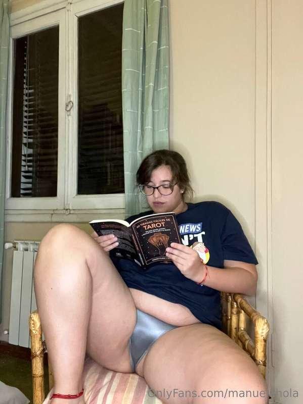 brains, curves, and a love for thick plots… and thicker thig..