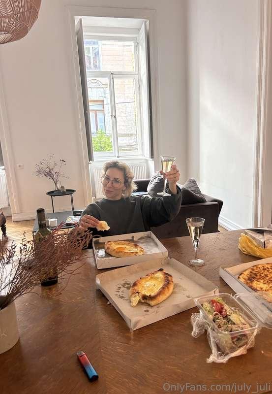 How was your Sunday? Relaxing day? 😋 
I know how to cheer yo..