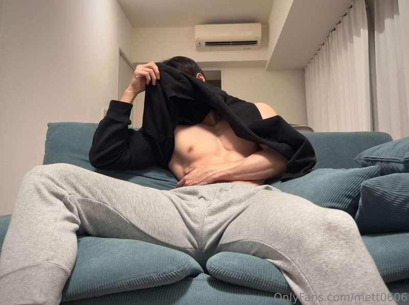 Hiding in a hoodie😌