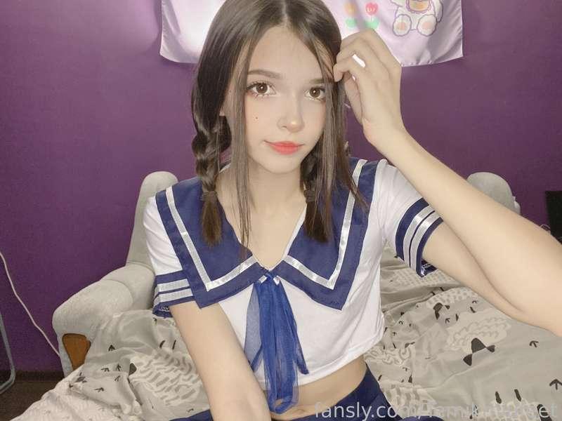 40 photoset in Patreon 
Cute uniform🍓