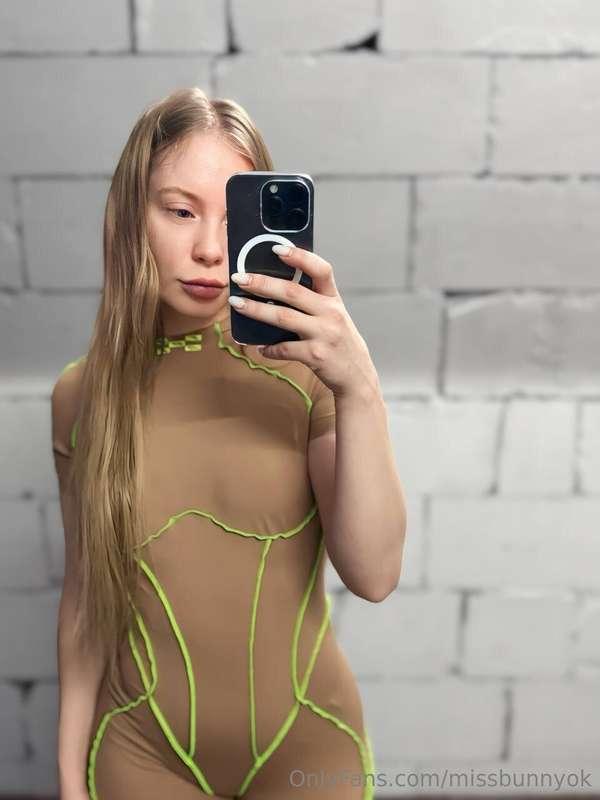 Do u like my sports suit? @pretty_elli 😏
I think you want to..