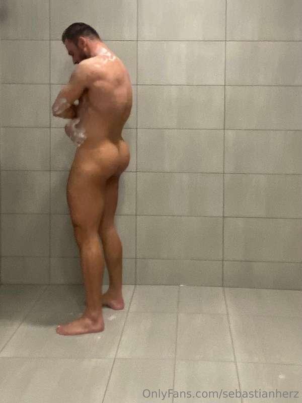 Do you like a good view at shower In a gym ?