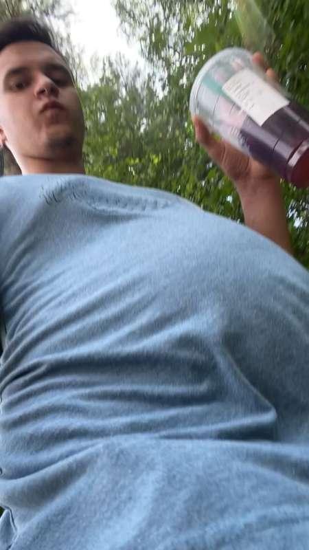 Short clip of my belly jiggling while walking 😊