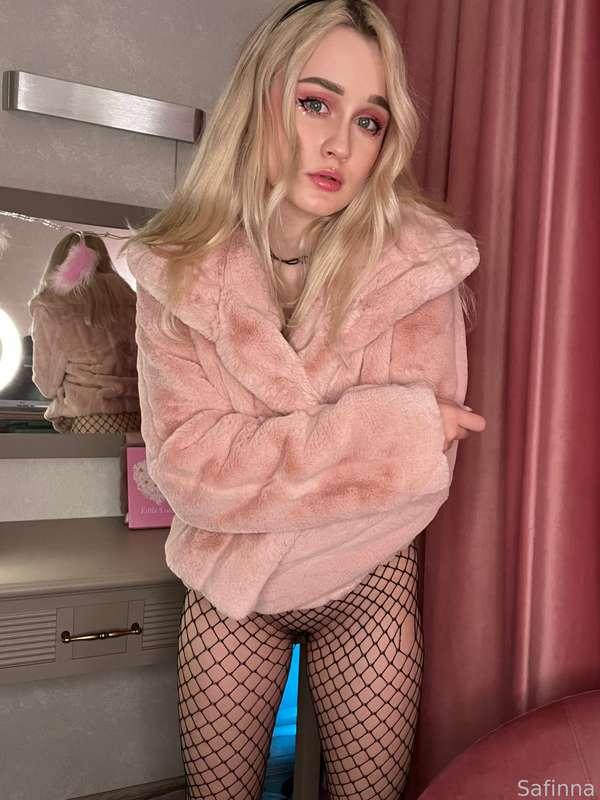 I can't decide is this outfit good for a walk with friends or not...


𓆩♡𓆪 #ass #butt #fishnets #blonde #fyp #horny #teen 𓆩♡𓆪