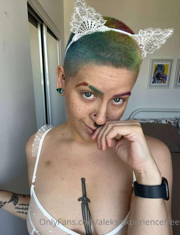 A queer freckled angel 😇
