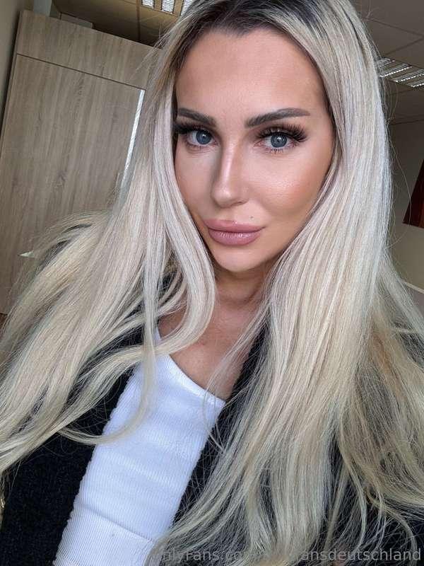 "Hey du… ja genau, du. 😘Ich bin @Alisa.krueger , die blonde ..