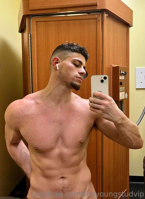 Press the ❤️ if you like gym guys😏