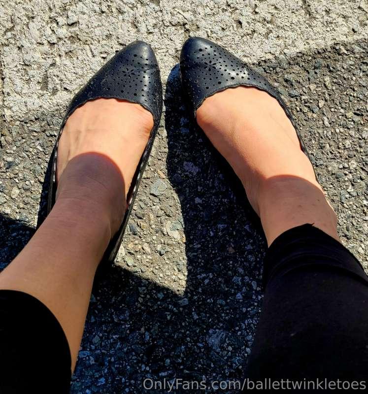 It's finally warm enough to go outside without socks 😃🎉👣