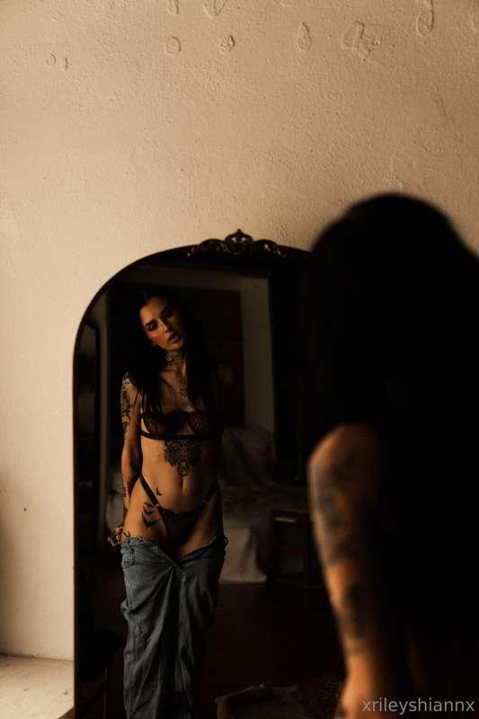 I get extra playful when the lights go down 🌙 come play in m..