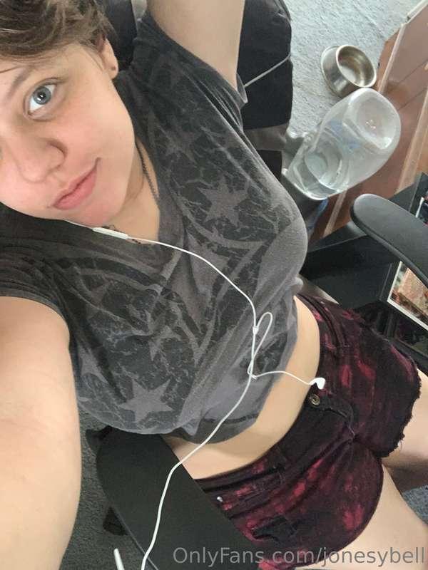 Mornings listening to music and chilling are always nice