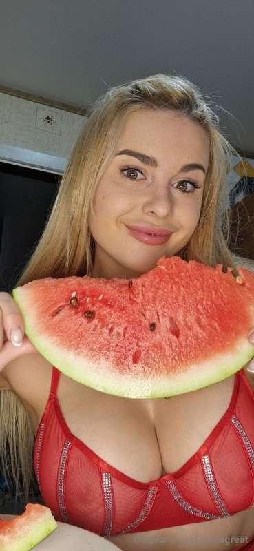 What do you think is sweeter, watermelon or my ass?😋