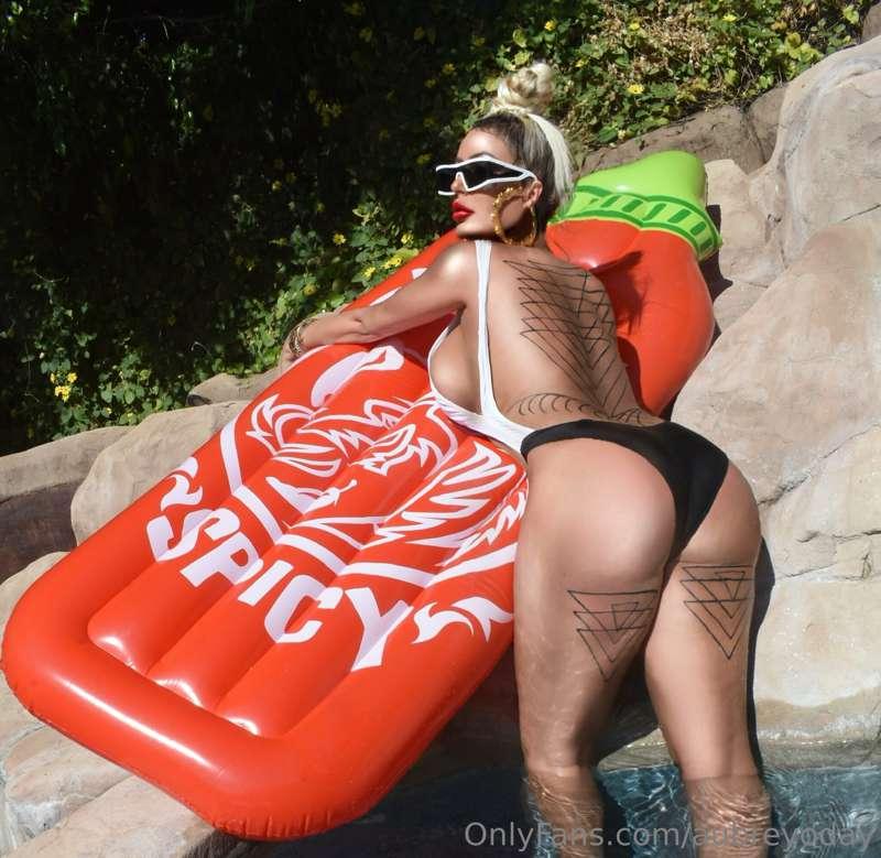Spicy goodies are in my dms baby🌶️