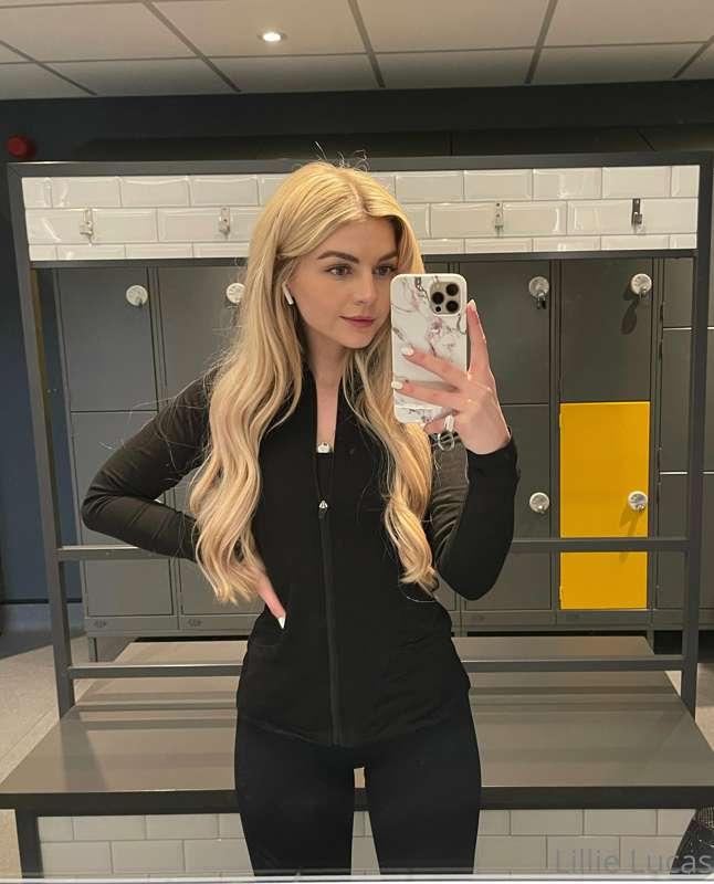 what people at the gym see VS what my subs see 😊

Swipe 👈🏻

..