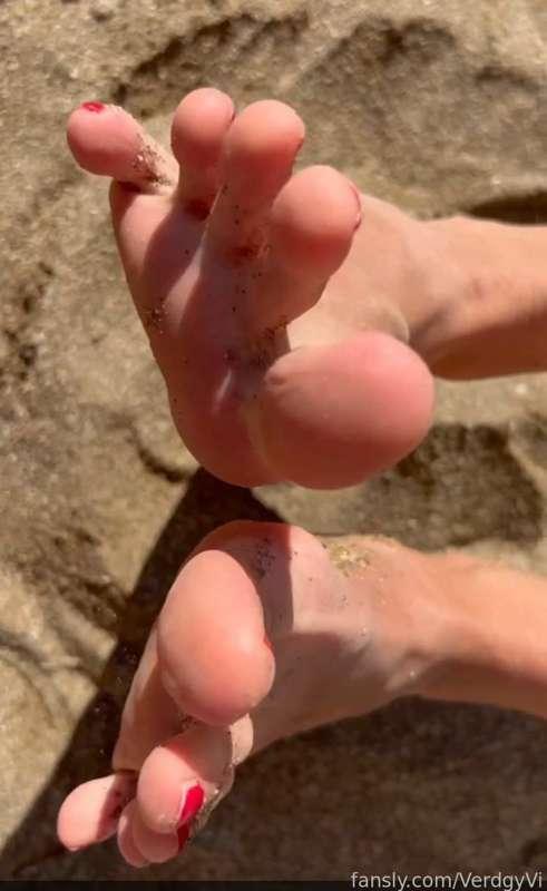 I'm sitting on the beach. I play with my fingers in the sand. Do you like my pedicure?
#feet #toes #soles #godness #fyp 