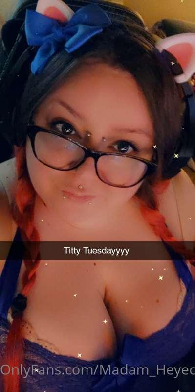 I'm LIVE! Look at my cute piggies and lingerie 🥰 let's have ..