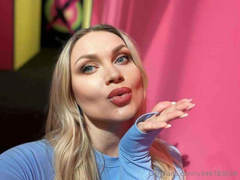 Air kisses💋