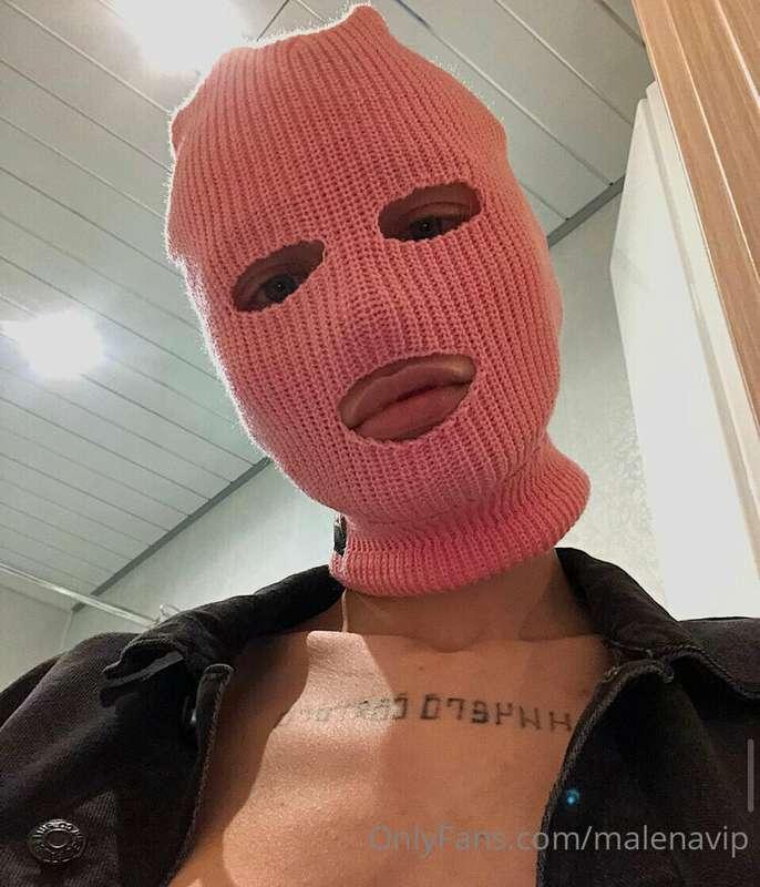 HANDS UP!🙌🏼🔫
this is a robbery of your erection, take off yo..