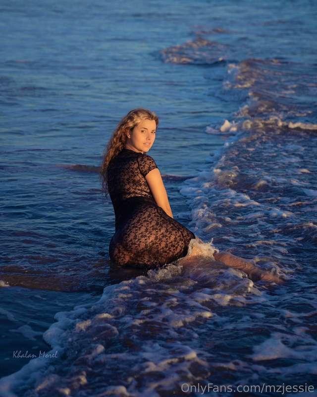 Happy Monday!Spoon fuck on the beach? 😏