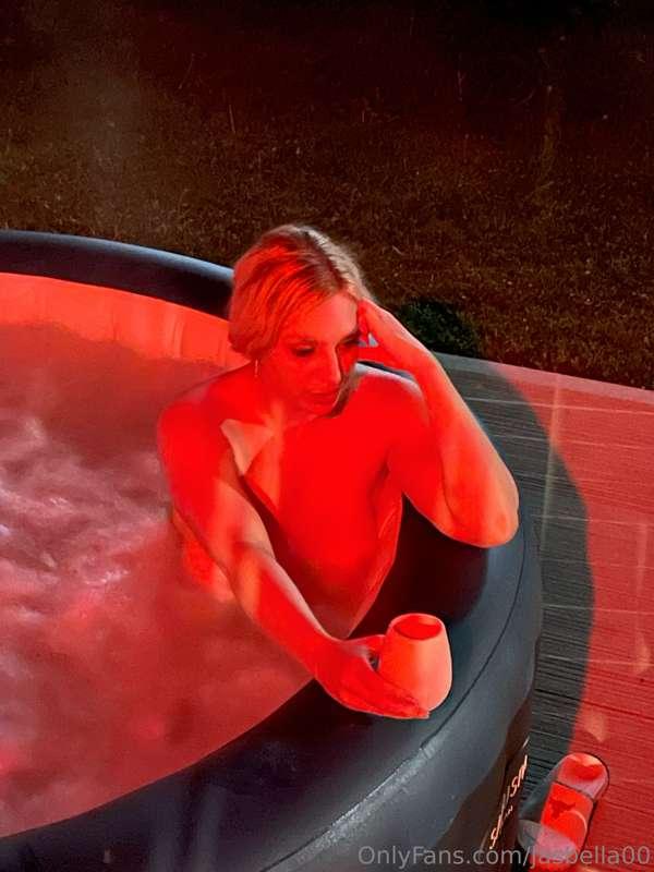 Hi OF fans!
Long day and time to decompress in my hot tub na..