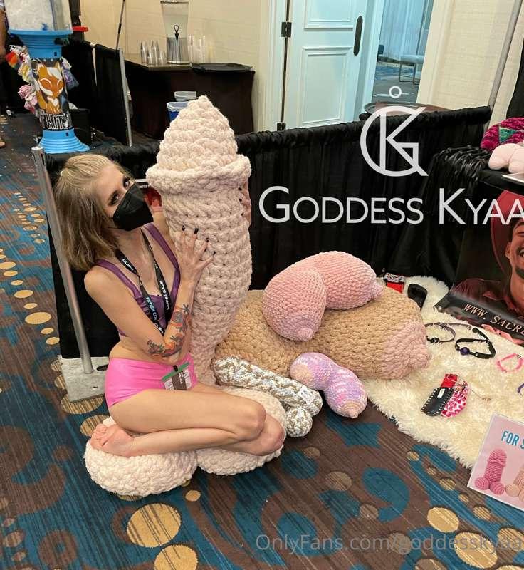 Playing with a big softie at fetishcon 2022
